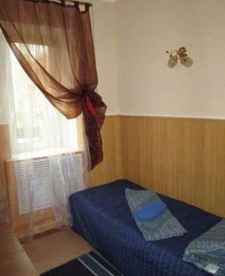 Гостиница Мини-отель Три охотника Омск Двухместный номер с 2 отдельными кроватями и собственной ванной комнатой-4