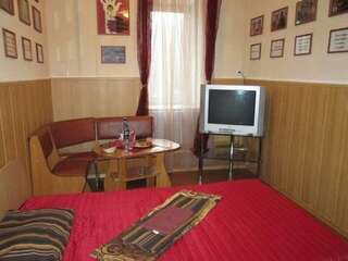 Гостиница Мини-отель Три охотника Омск Улучшенный двухместный номер с 1 кроватью или 2 отдельными кроватями-2