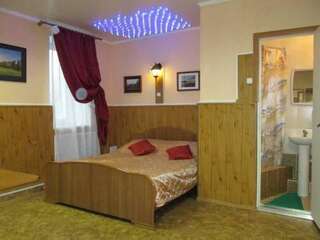 Гостиница Мини-отель Три охотника Омск Улучшенный двухместный номер с 1 кроватью или 2 отдельными кроватями-9