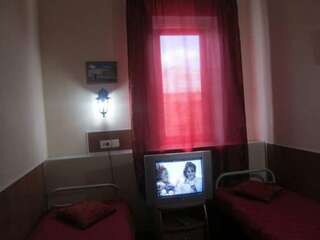 Гостиница Мини-отель Три охотника Омск Двухместный номер с 2 отдельными кроватями и собственной ванной комнатой-2