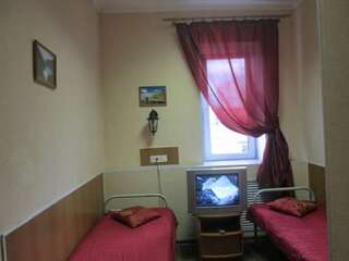 Гостиница Мини-отель Три охотника Омск Двухместный номер с 2 отдельными кроватями и собственной ванной комнатой-1
