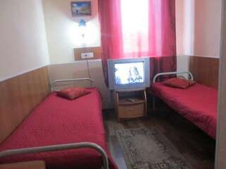 Гостиница Мини-отель Три охотника Омск Двухместный номер с 2 отдельными кроватями и собственной ванной комнатой-3