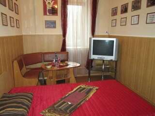 Гостиница Мини-отель Три охотника Омск Улучшенный двухместный номер с 1 кроватью или 2 отдельными кроватями-5